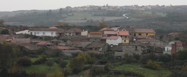 Vista parcial da aldeia de Lampaça, na freguesia de Bouçoães. Ao fundo, vê-se a aldeia de Vilartão.
