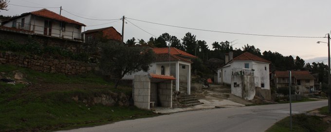 Vista parcial da aldeia de Real Covo, na freguesia de Bouçoães.